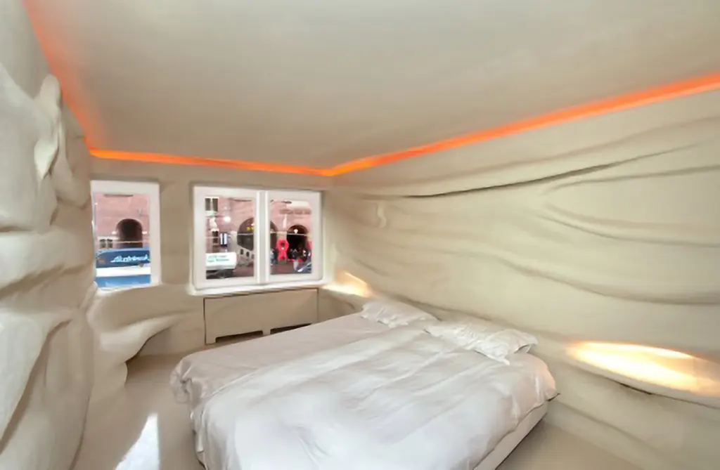 Hotelkamer met wanden in plooien van stuc