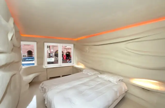 De Plooikamer in Hotel The Exchange: wanden als een wit T-shirt, in stuc