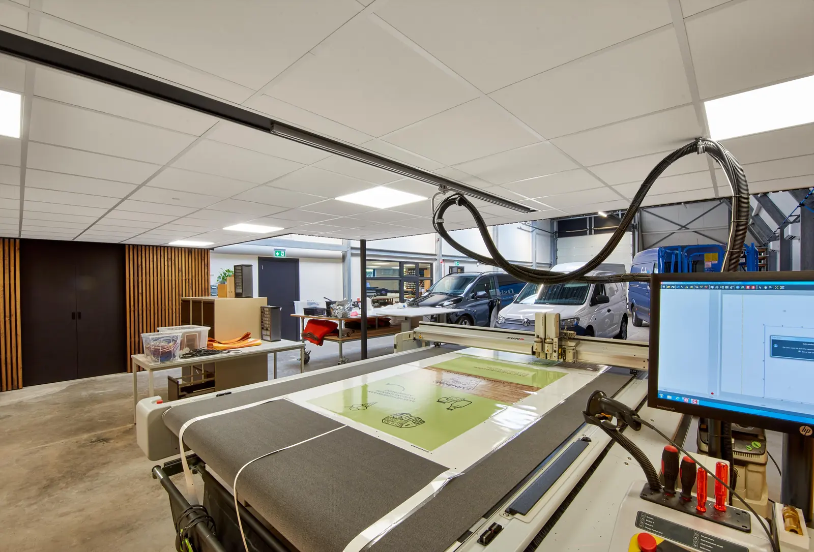 Opgeleverde werkplaats met systeemplafond, april 2022