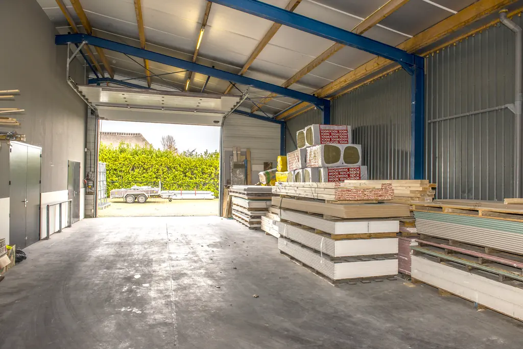 Magazijn met gipsplaten, profielen en een heftruck