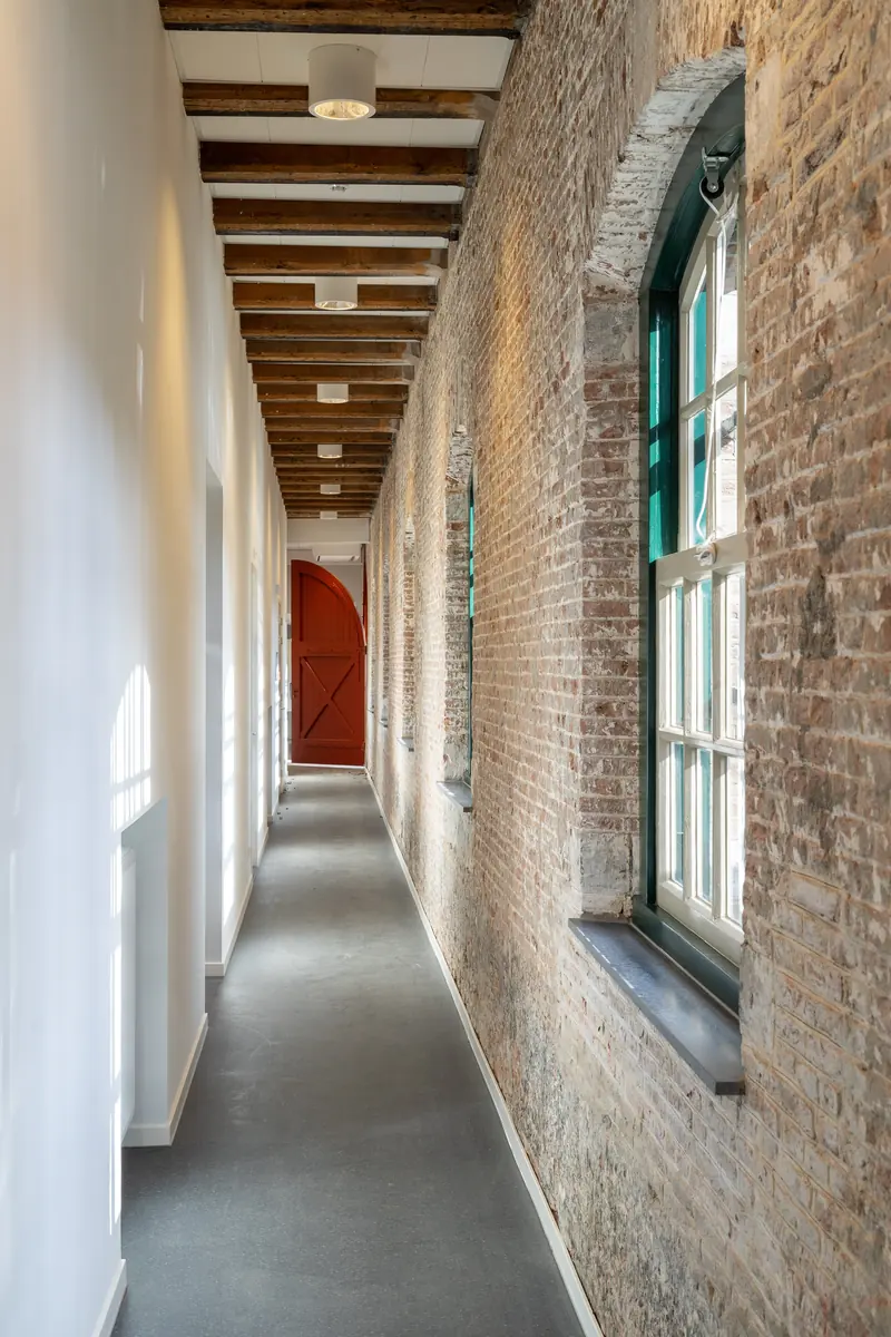 Lange gang langs de oude bakstenen muur van de Seelig kazerne