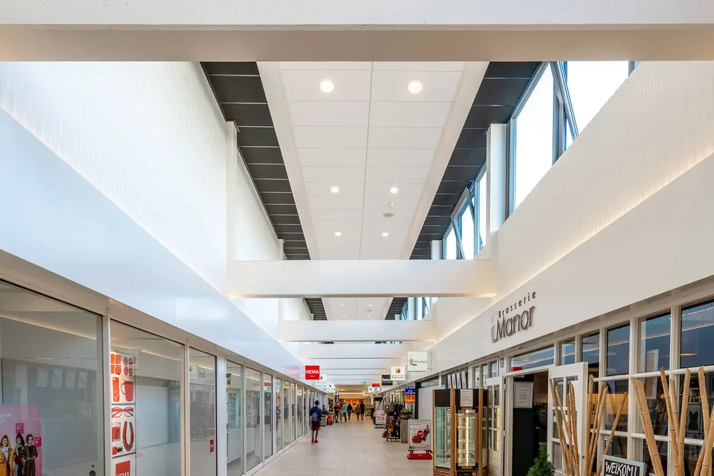 Winkelpassage van Wagnerplein met systeemplafond en koven